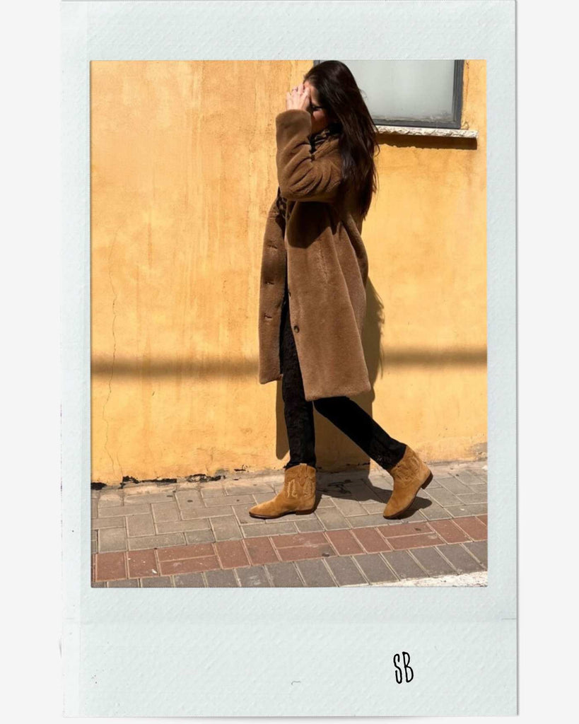 Jeune femmes portant Shiloh Heritage, Bottines Early Midnight, santiag en daim, couleur Ambre, fabrication artisanal, cuir d’Italie. Young woman wearing Shiloh Heritage, Early Midnight boots, Western boots in suede, color amber, handcrafted,leather from Italy.